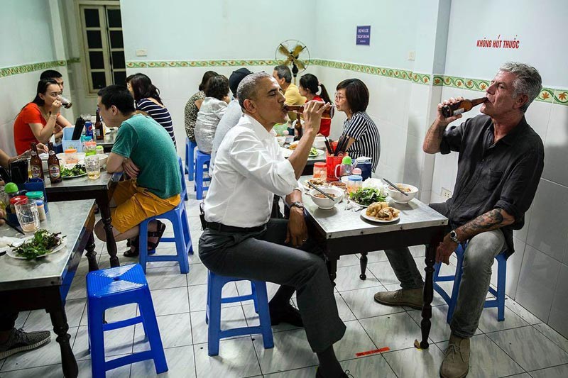 Obama sample Bun Cha Ha Noi Vietnam Tour