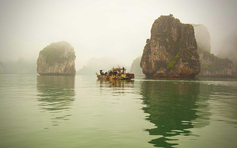 boat-set-vietnam-halong-bay