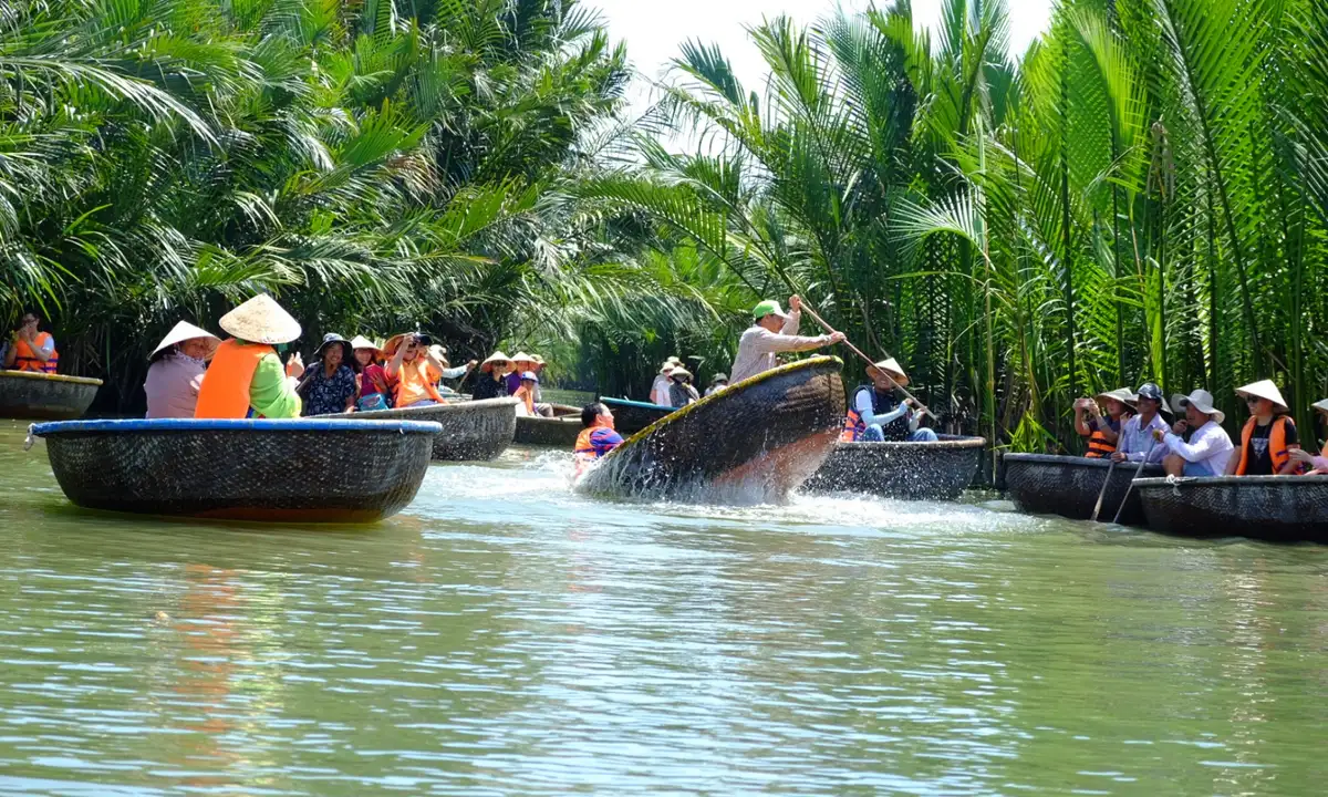 coconut boat in hoian