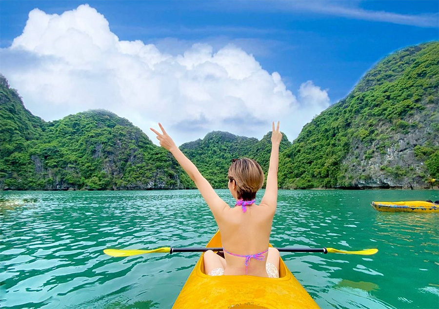 kayaking in halong bay