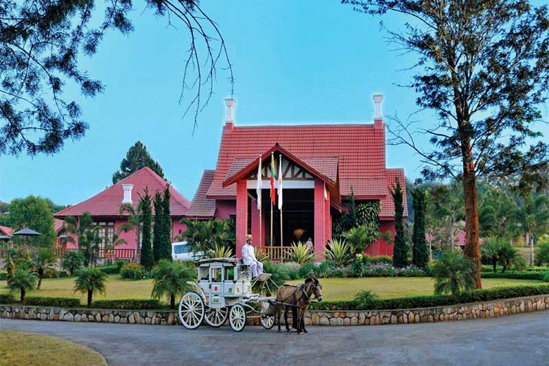 Horse- drawn carriage in Pyin Oo Lwin Horse- drawn carriage in Pyin Oo Lwin