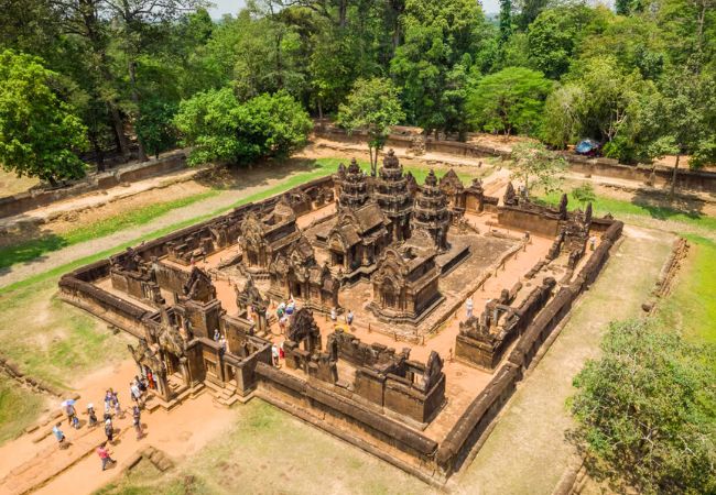 people also call Banteay Srei as the “Pink Temple”.