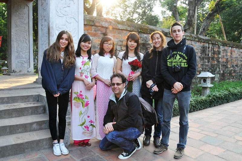 8-vietnam-holidays-in-hanoi-3 Foreign and Vietnamese people
