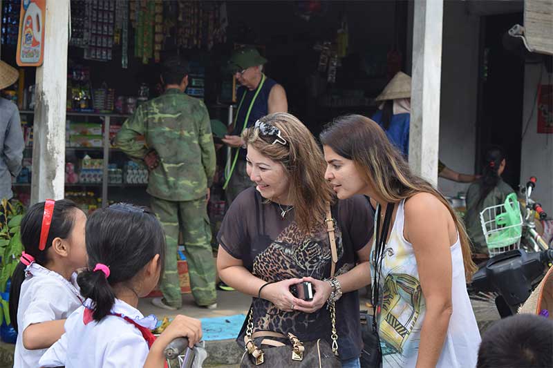 Communicate with Vietnamese people Communicate with Vietnamese people