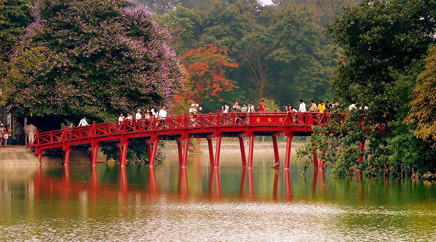 ha-noi-cau-the-huc-du-lich-nadova Hanoi is the charming capital of Vietnam with small old streets, classic architecture, and local cultures
