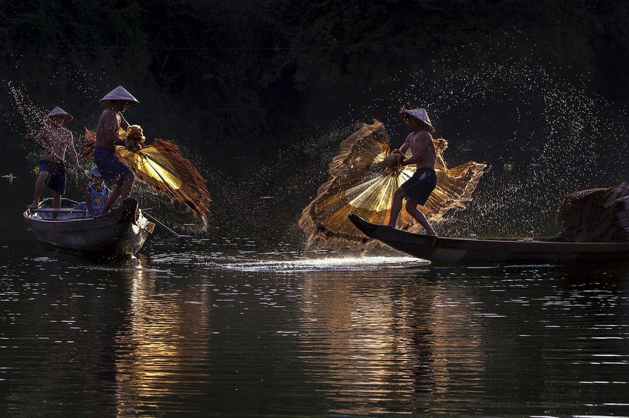 Tung chài kéo lưới, Huế