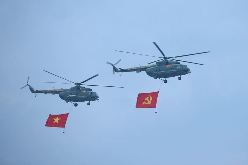 vietnam-helicopter-flag-display-national-reunification-anniversary