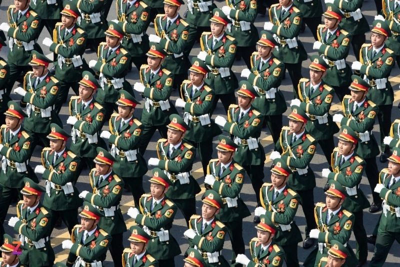 vietnam-soldiers-marching-50th-national-reunification-parade